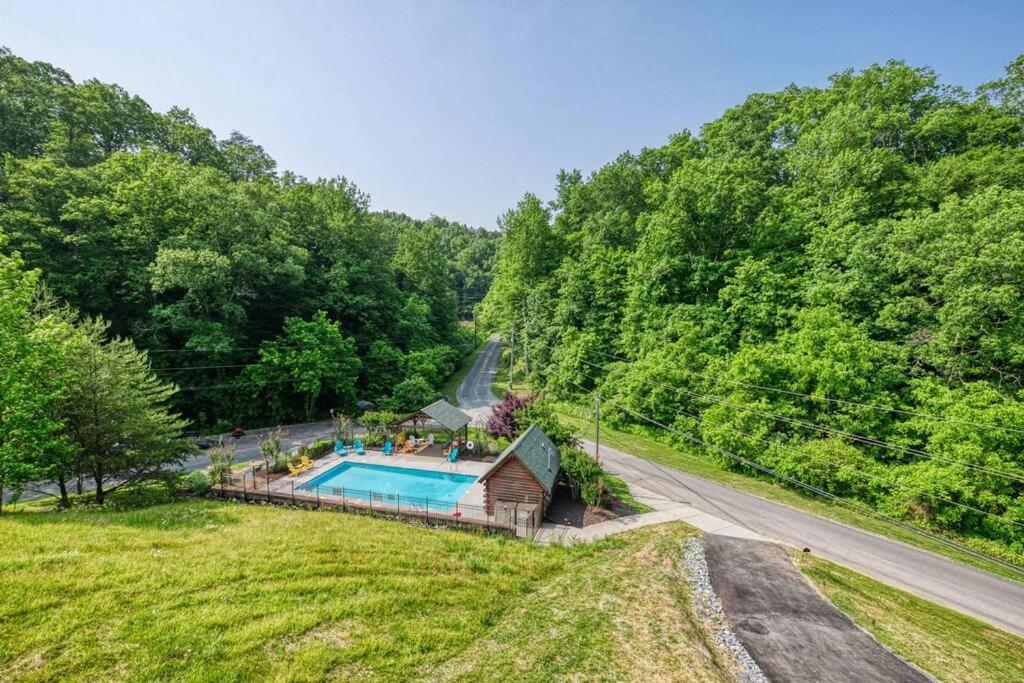 Adventure Retreat/Cabin/Pool+Hot Tub/Game Room+Theater Севьервилл Экстерьер фото
