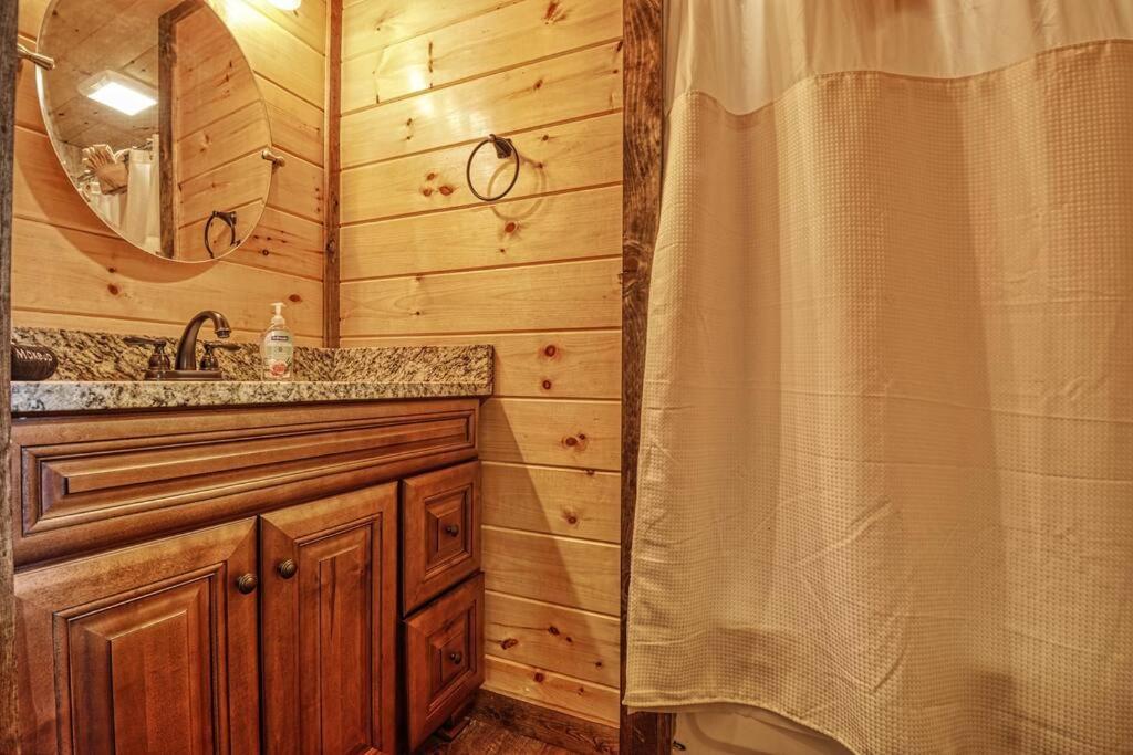 Adventure Retreat/Cabin/Pool+Hot Tub/Game Room+Theater Севьервилл Экстерьер фото