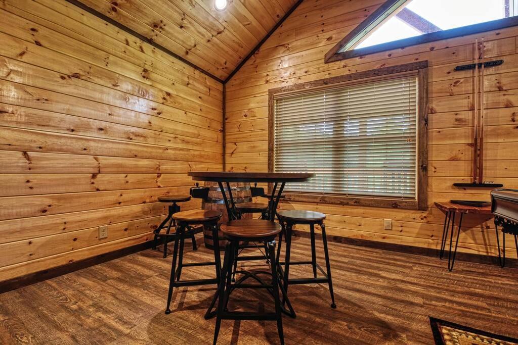 Adventure Retreat/Cabin/Pool+Hot Tub/Game Room+Theater Севьервилл Экстерьер фото